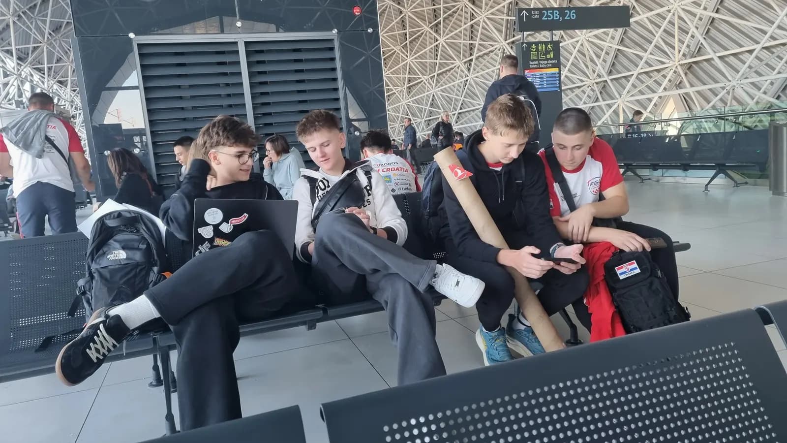 Članovi hrvatskog tima čekaju let na zagrebačkom aerodromu