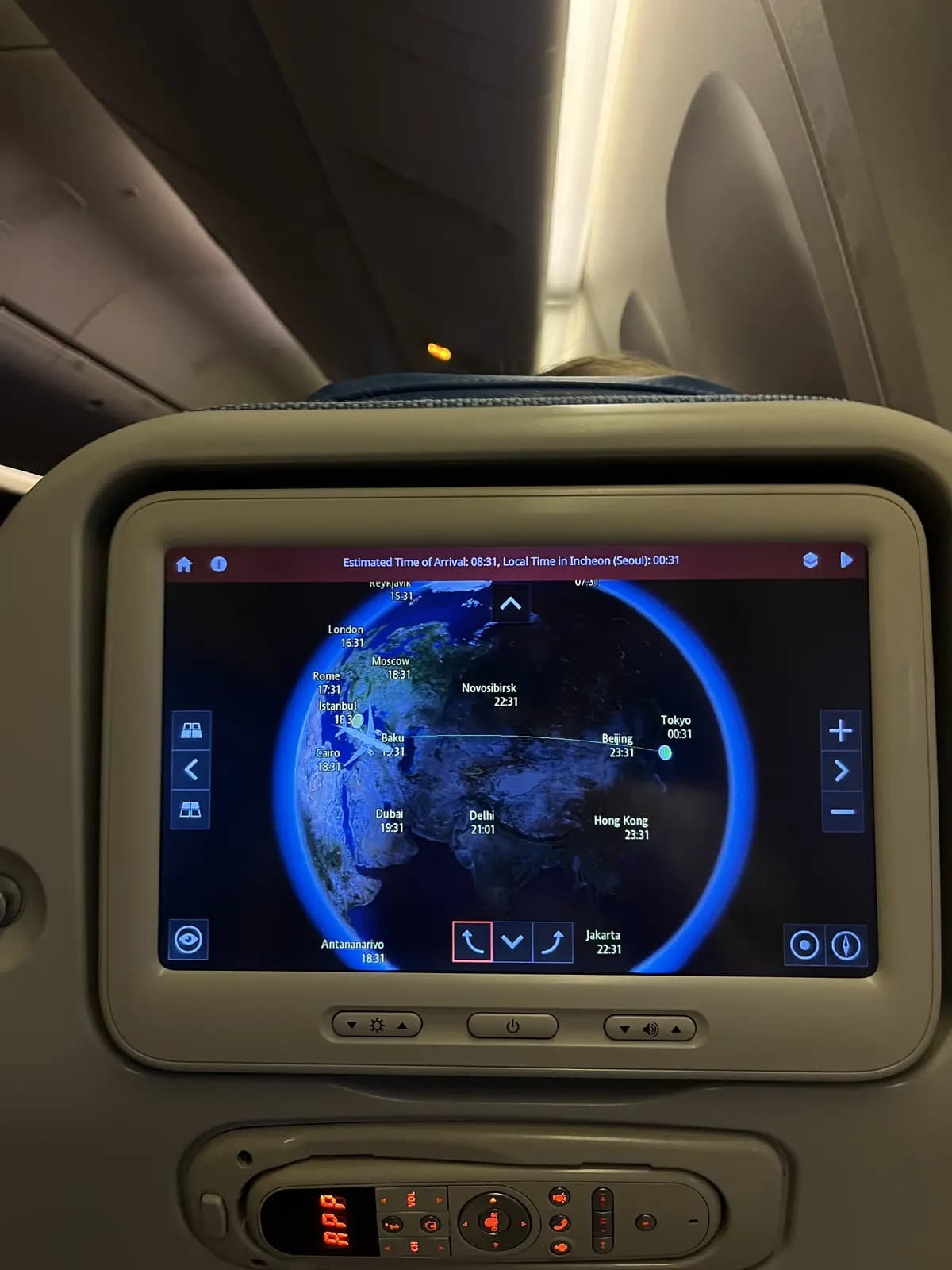 Karta leta prema Koreji na ekranu u avionu
