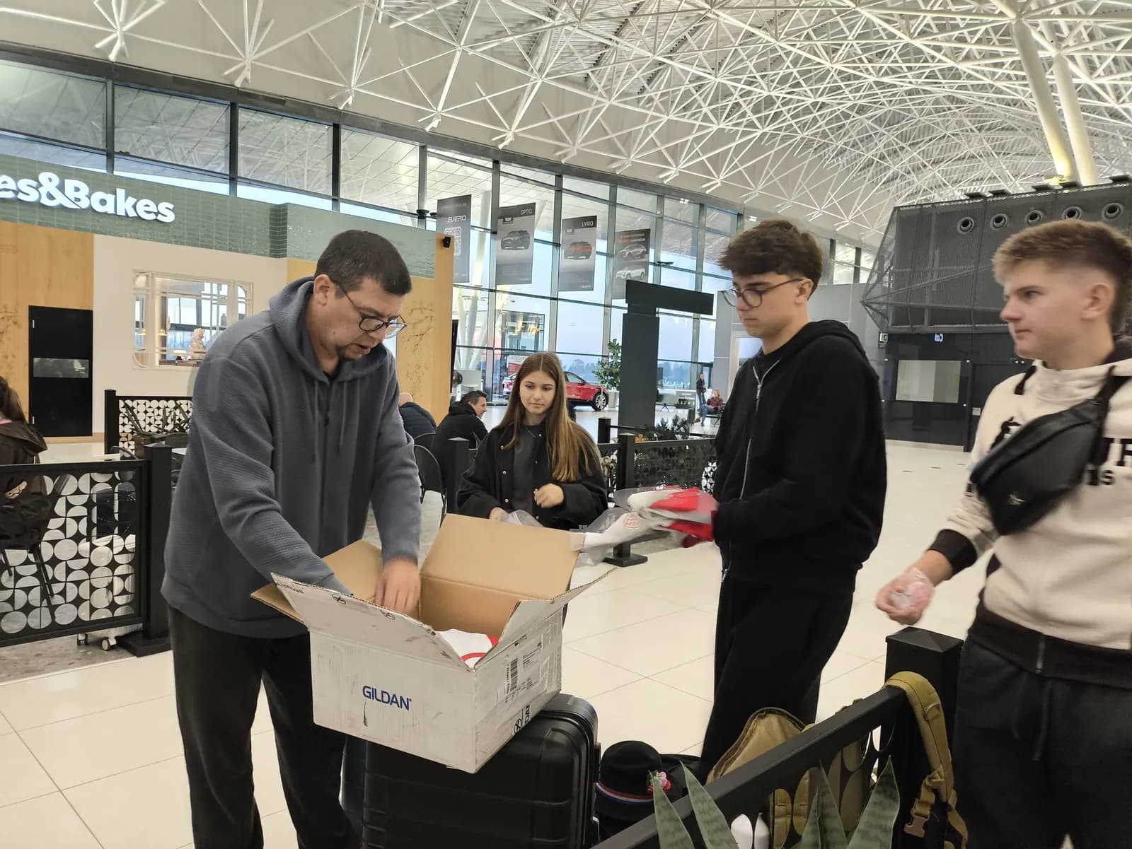 Ekipa sprema robota u transportnu kutiju na zagrebačkom aerodromu