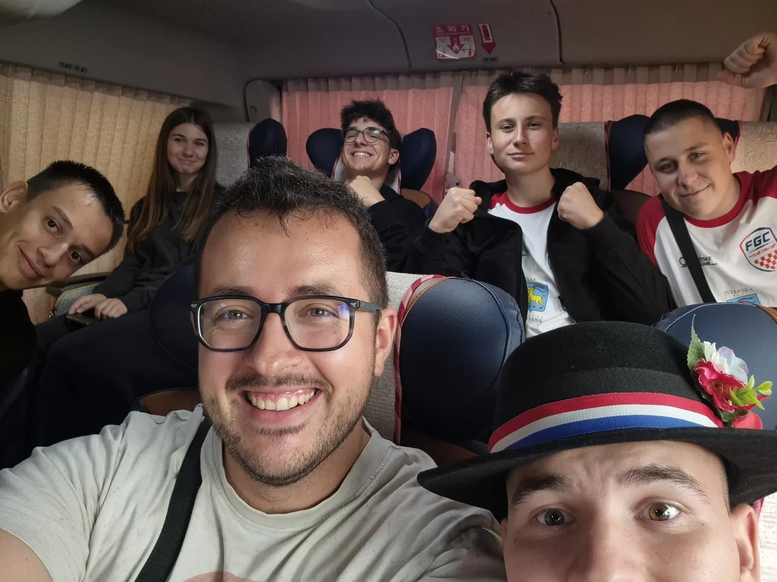 Selfie hrvatske ekipe u autobusu na putu od aerodroma prema hotelu