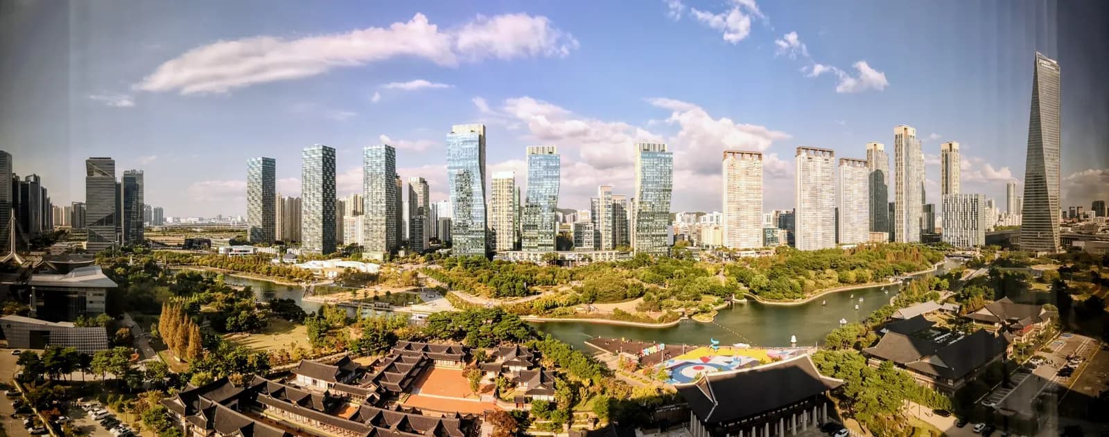 Panorama Songdoa s neboderima i parkom u Incheonu