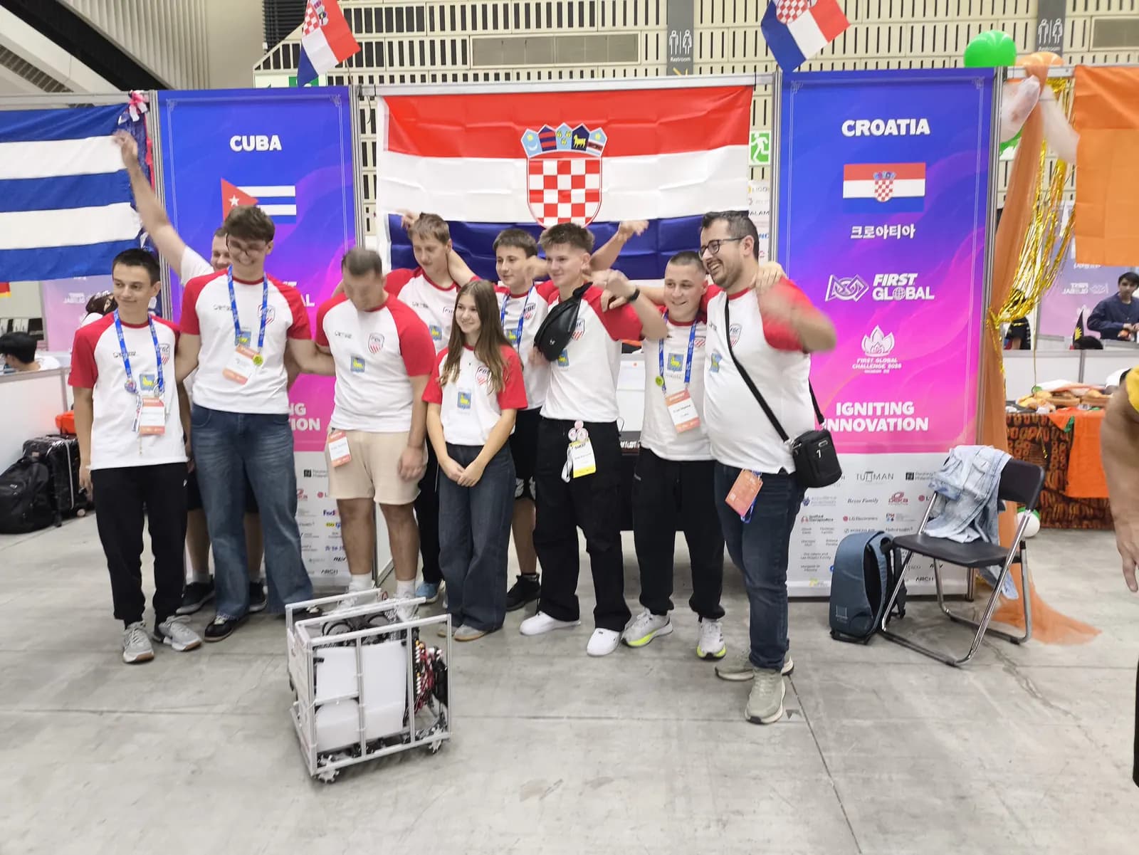 Hrvatski tim s robotom i zastavom ispred svog pita