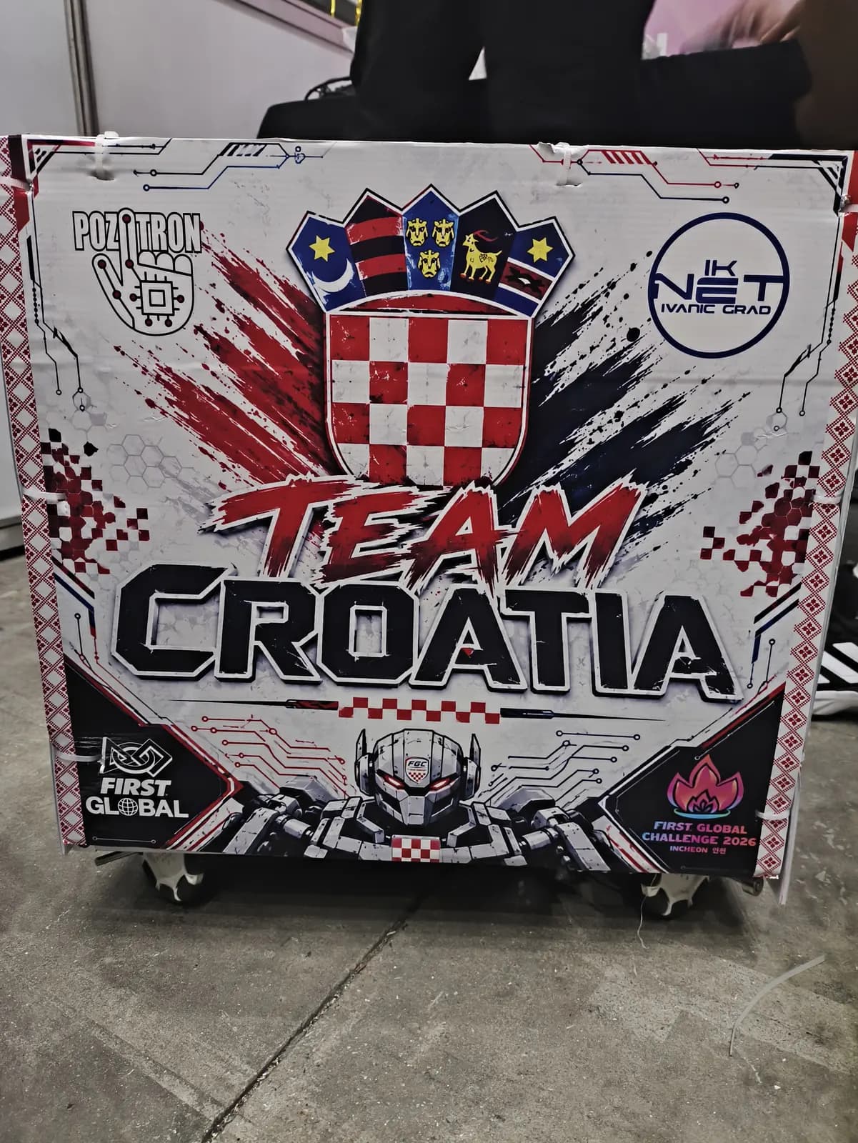 Prednja strana hrvatskog robota s hrvatskom zastavom i oznakom Team Croatia