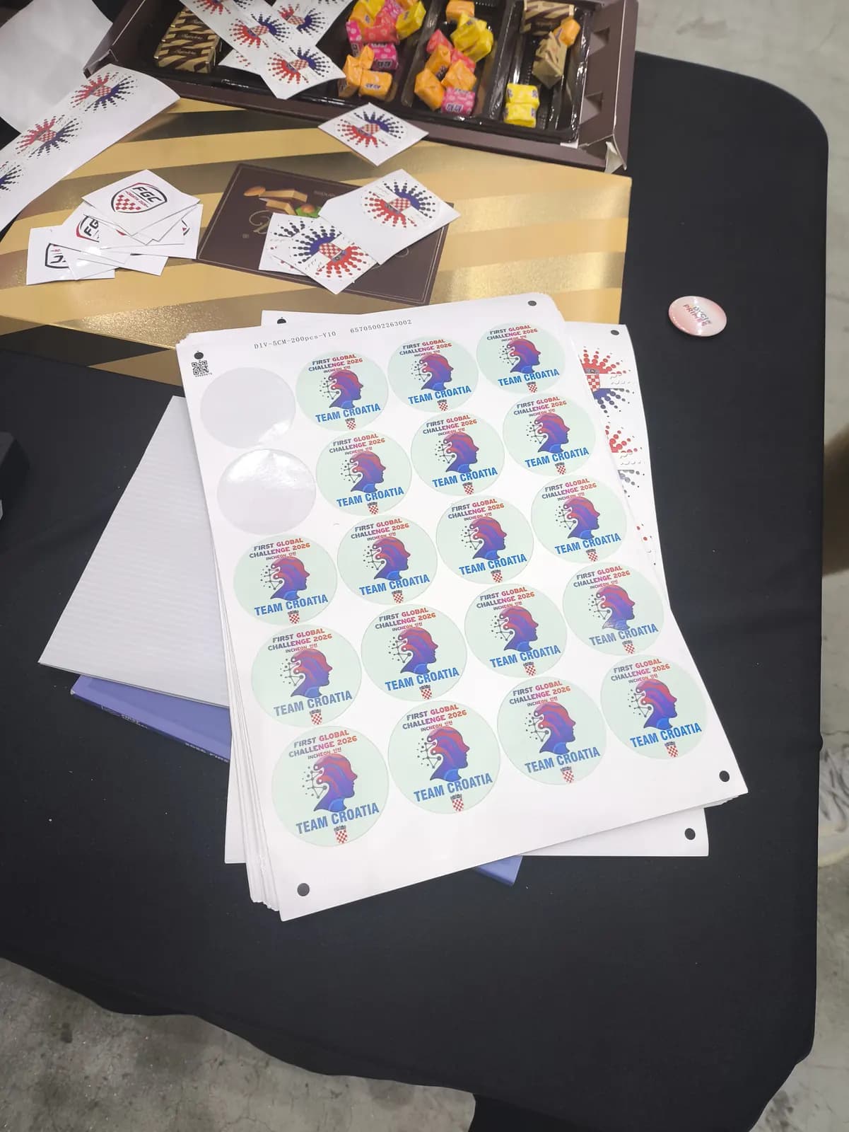 Stickersi i bedževi na stolu hrvatskog tima
