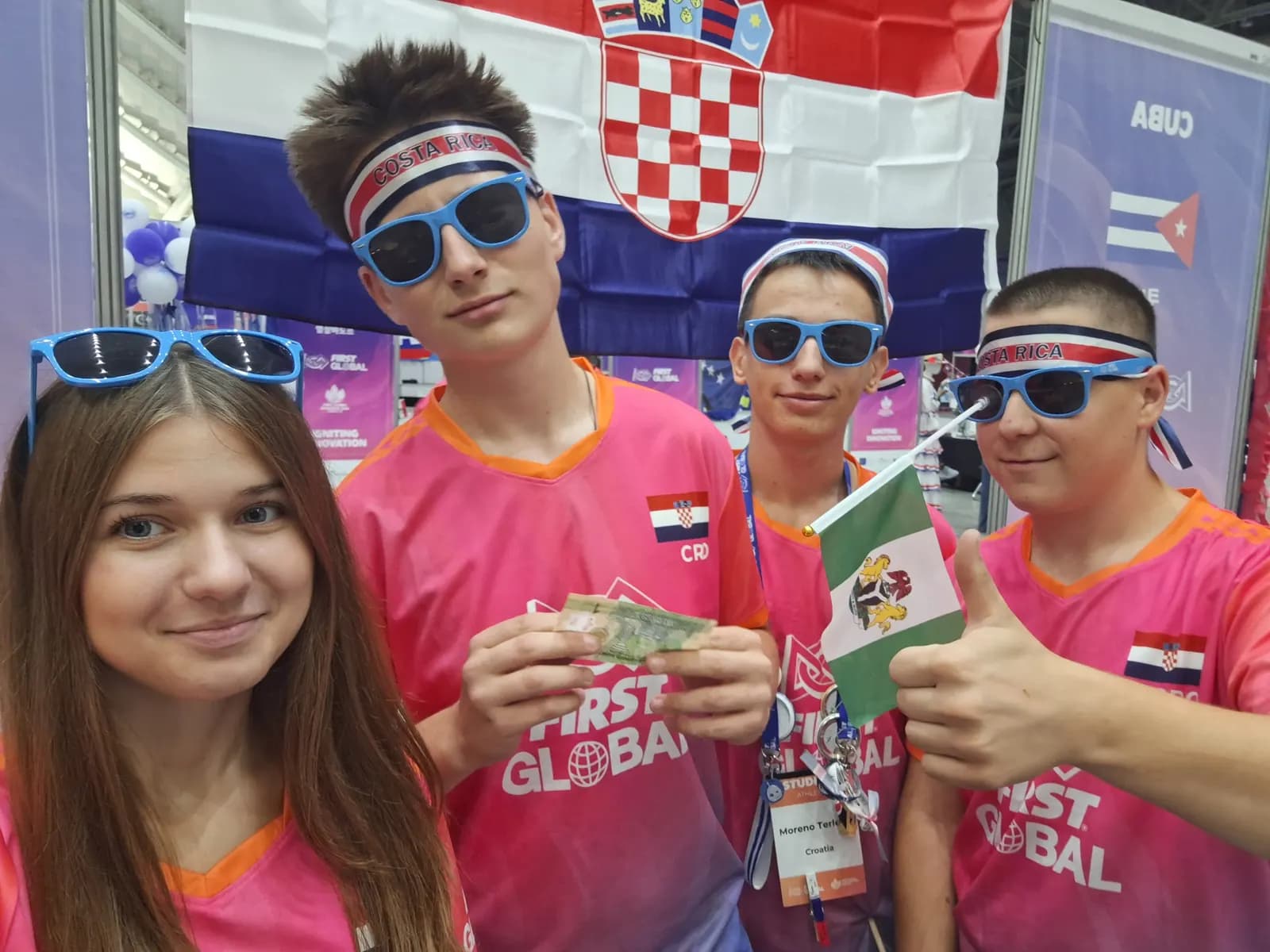 Članovi ekipe u hrvatskim majicama na pitu