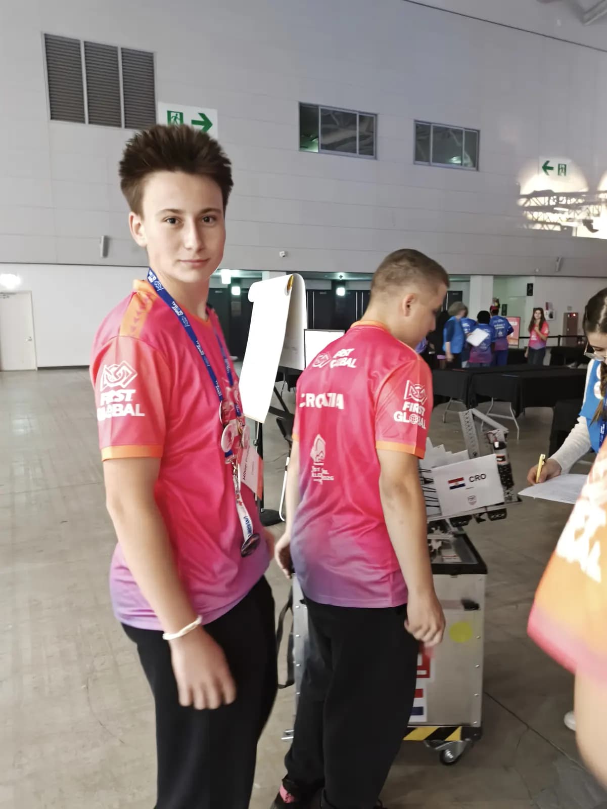 Članovi ekipe čekaju svoj meč s robotom