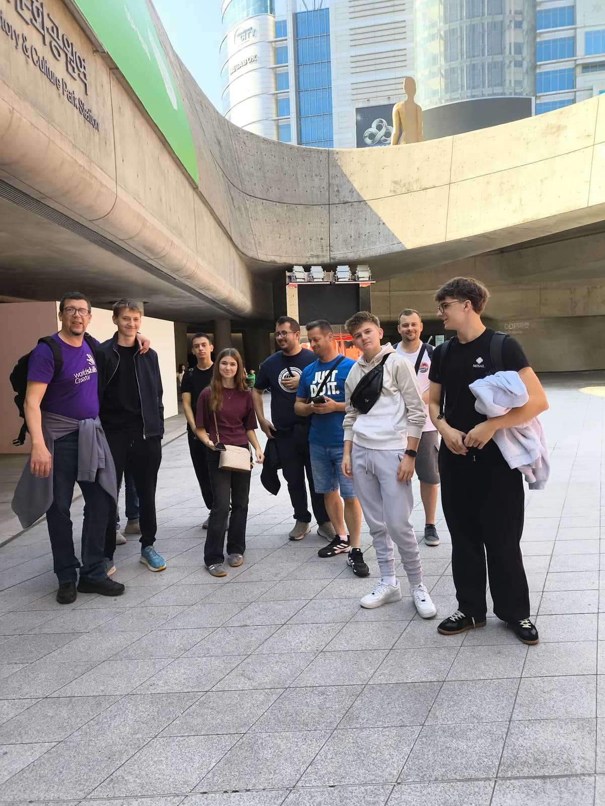 El equipo reunido bajo una parte curva del DDP