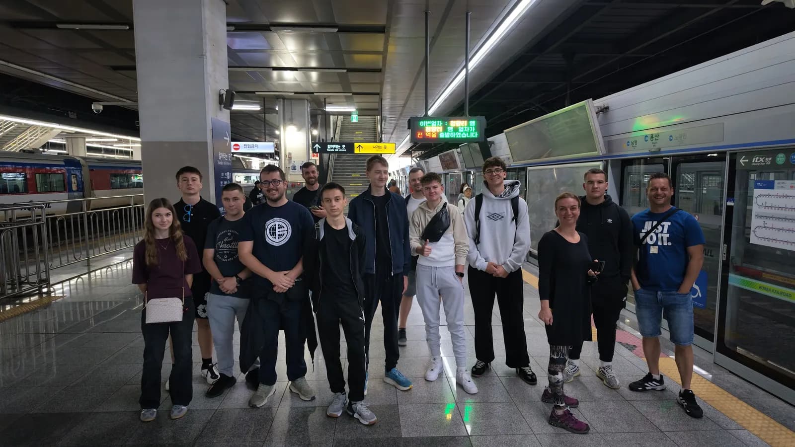 Todo el equipo en un andén del metro