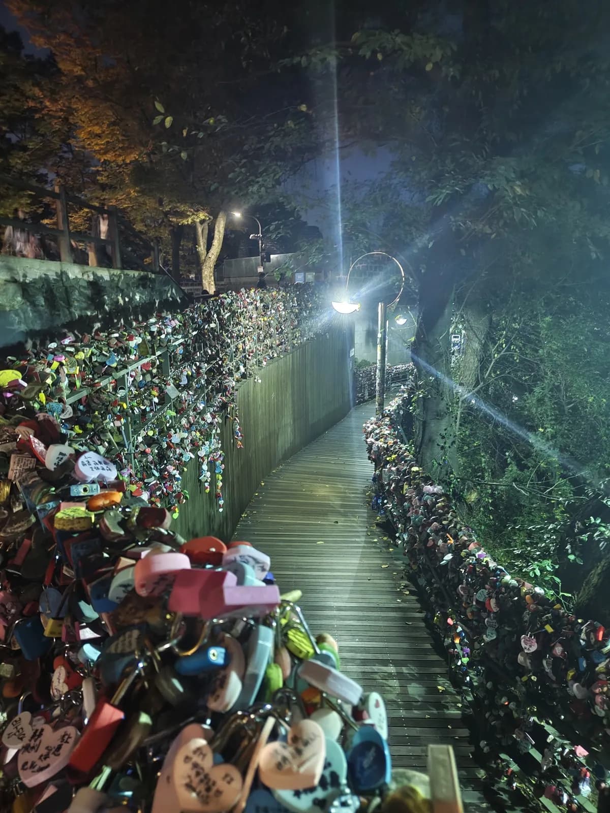 Una valla llena de candados en el camino a la N Seoul Tower