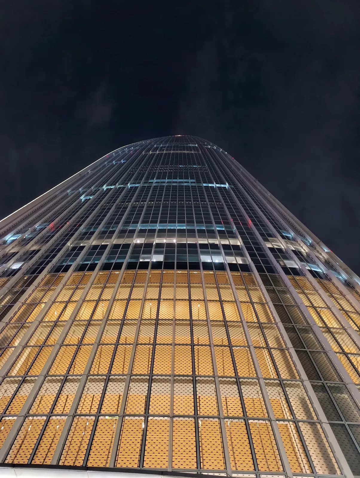 La Lotte World Tower fotografiada desde abajo por la noche
