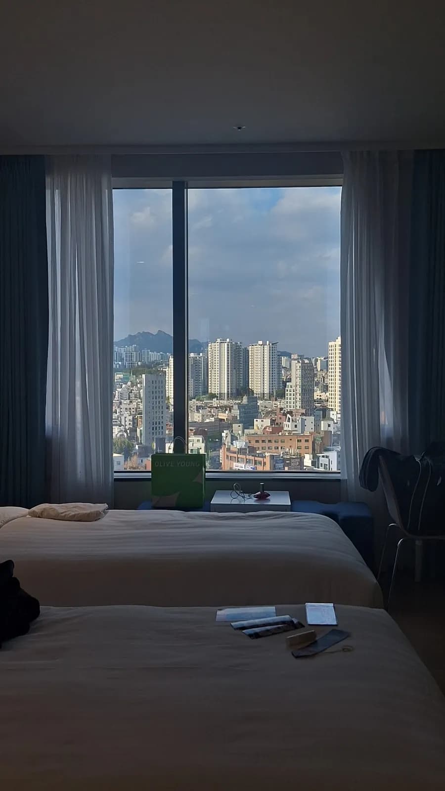 Vista de la ciudad por la ventana de la habitación del hotel