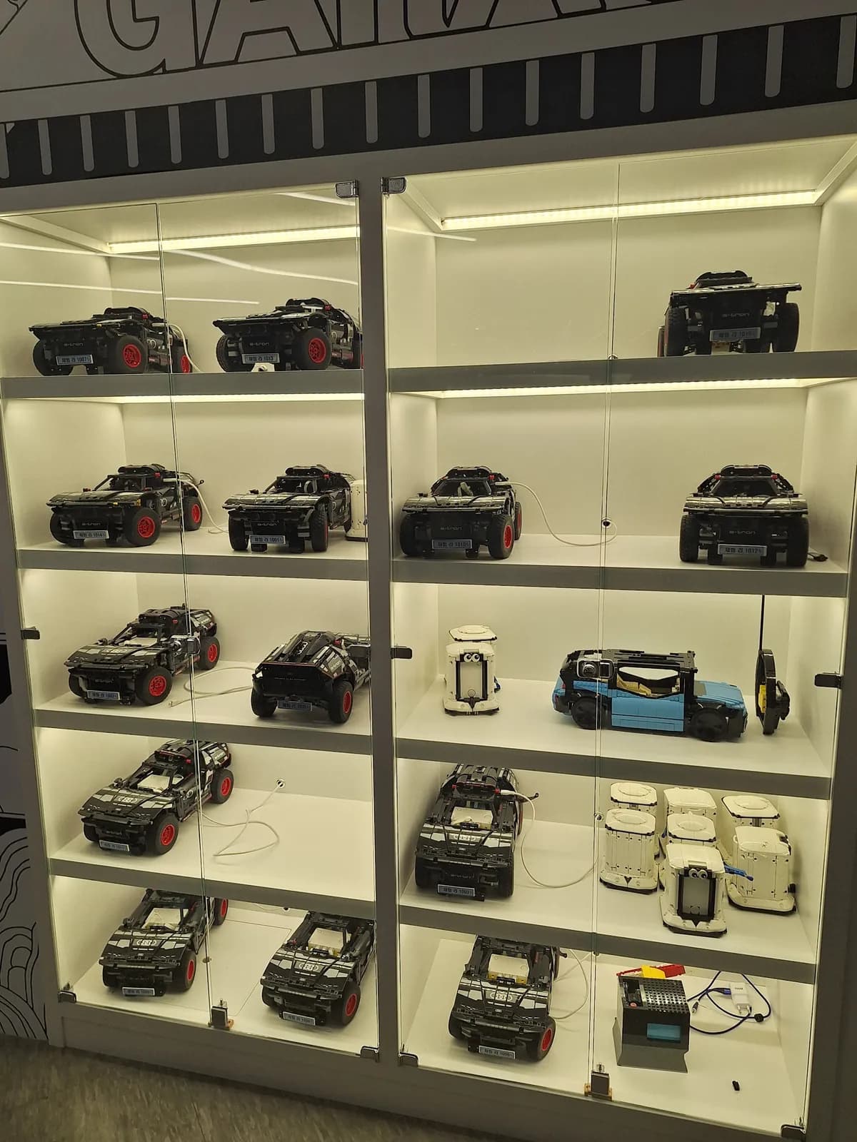 Estanterías con pequeños coches robot en el museo