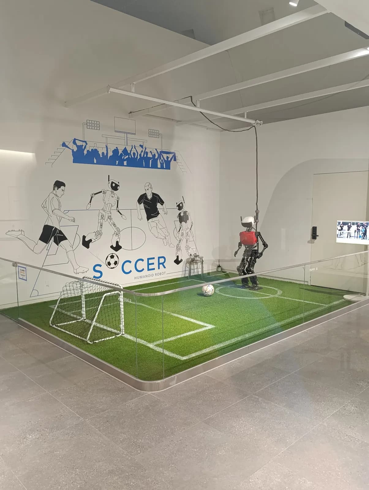 Una exposición de fútbol de robots con porterías pequeñas