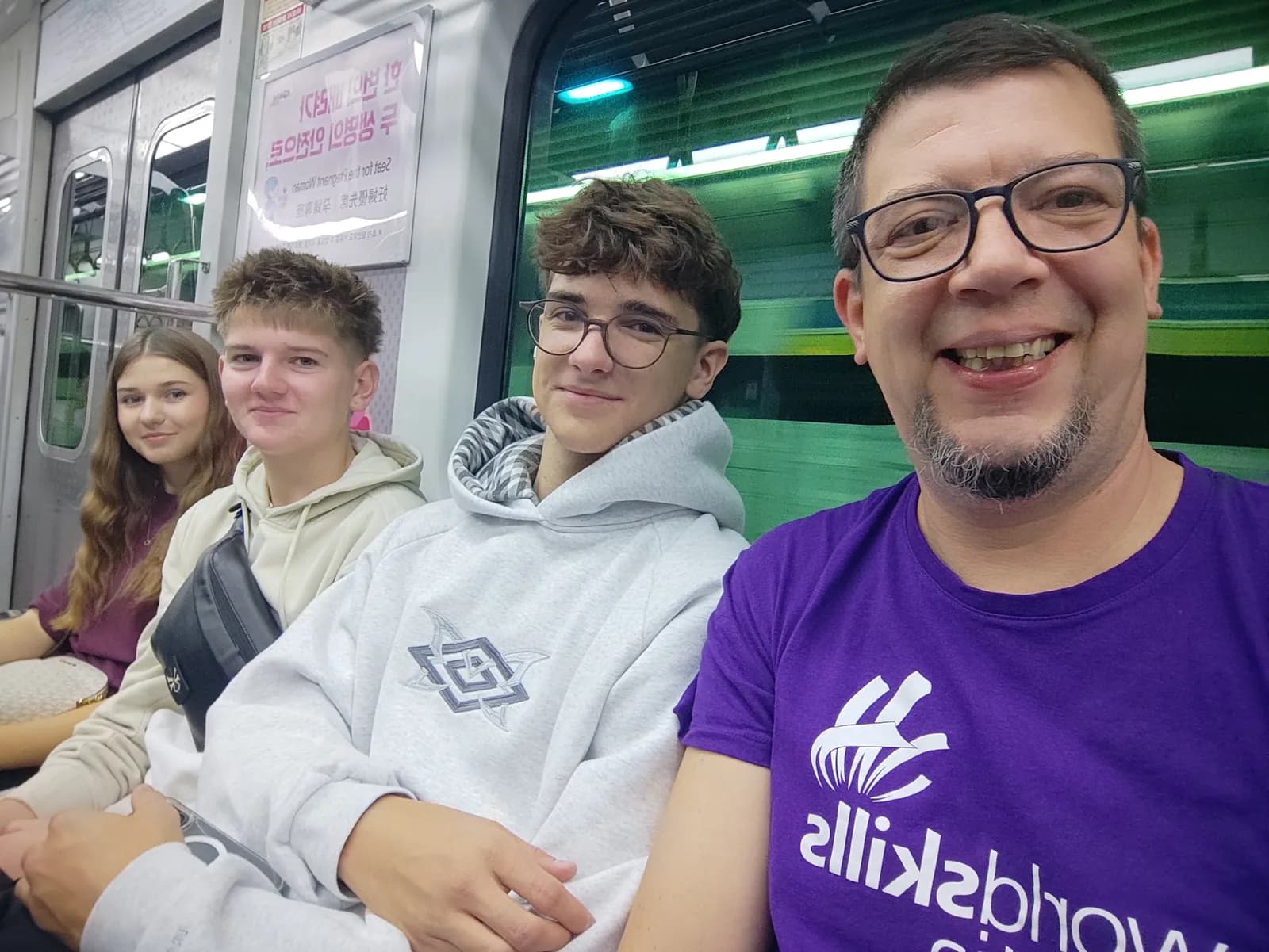 Miembros del equipo y un mentor en el metro