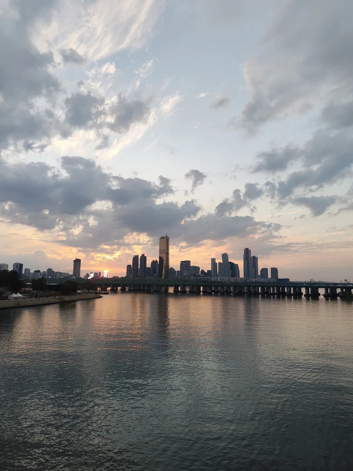 Atardecer sobre el río y los rascacielos de Seúl