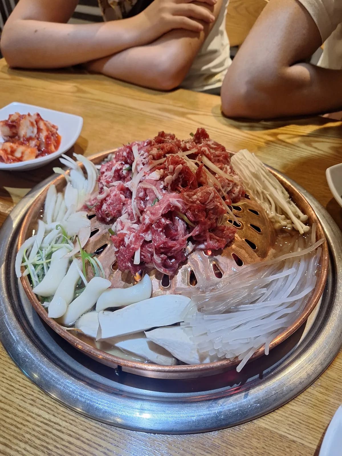 식탁 가운데 팬에 담긴 불고기