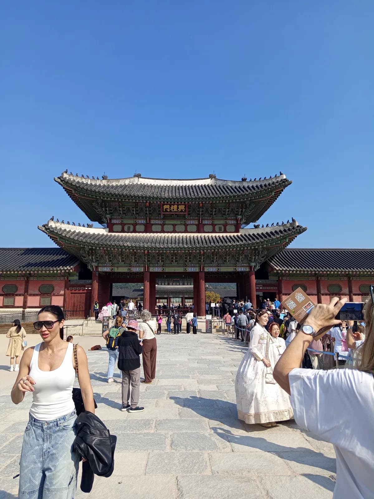 방문객으로 가득한 경복궁 마당