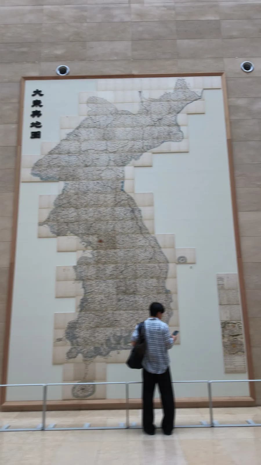 박물관 벽에 걸린 옛 한반도 지도