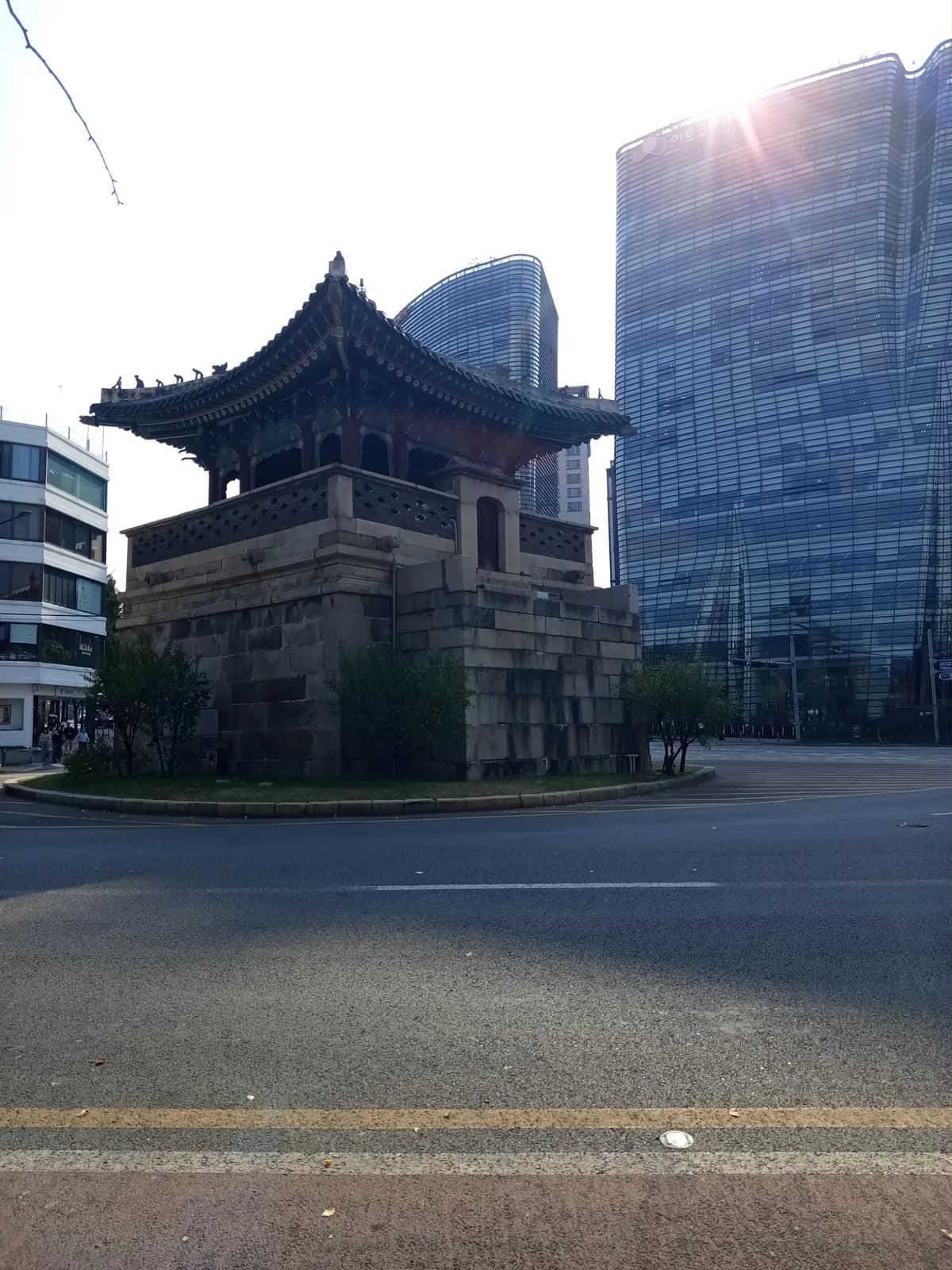 길가에 있는 경복궁 담장의 모퉁이 망루