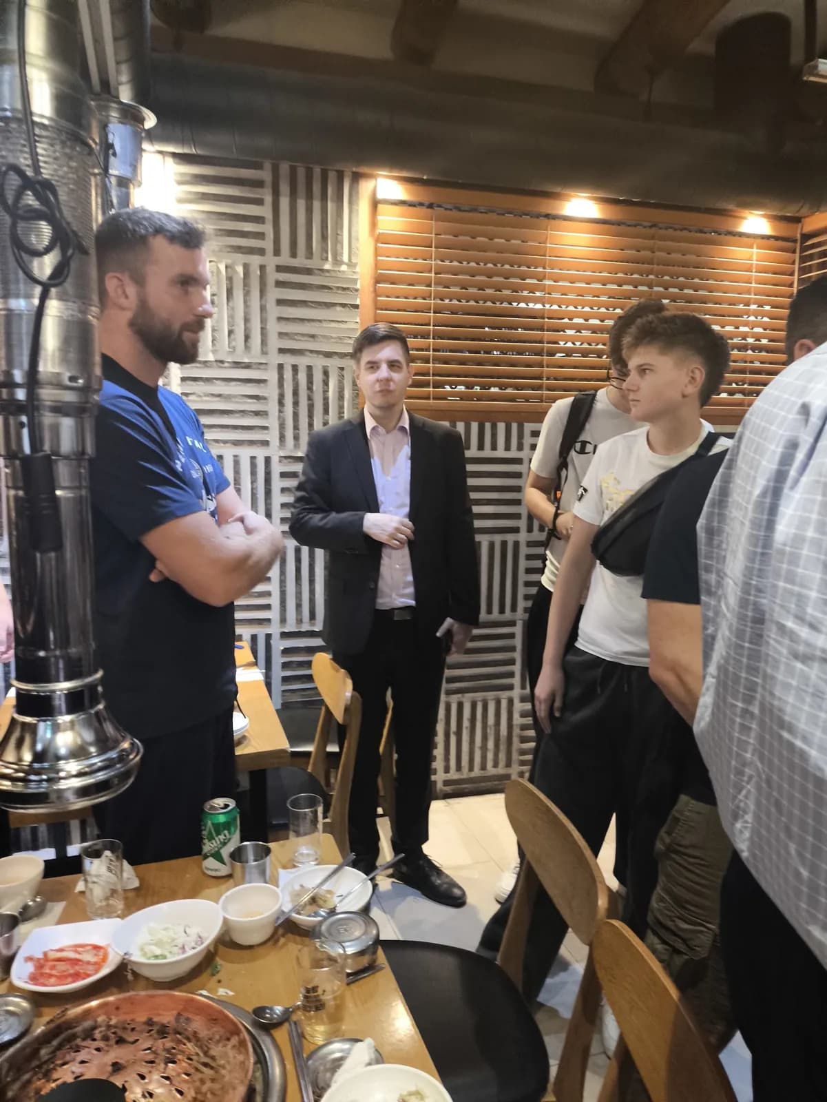 함께 점심을 먹은 뒤 식당에 있는 팀