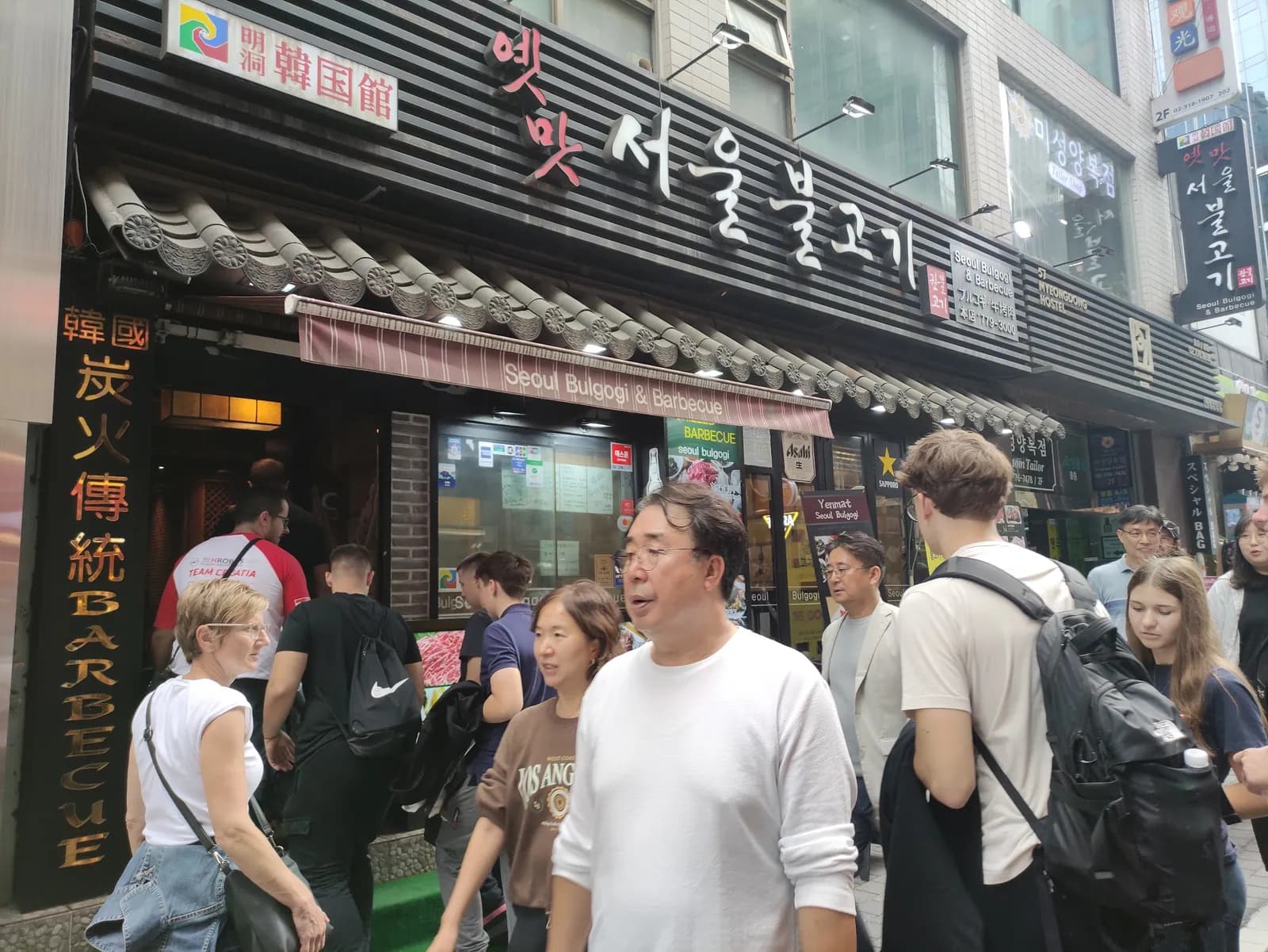 점심을 먹으러 식당에 들어가는 팀