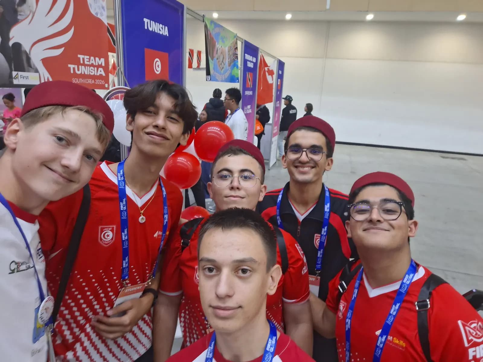 Zajednički selfie članova hrvatskog i drugih timova u natjecateljskoj dvorani