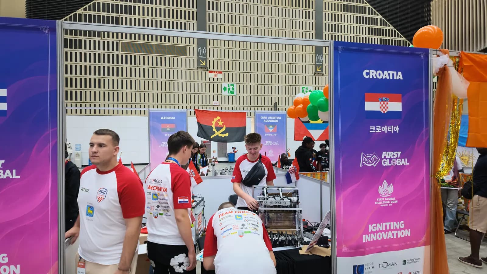 Hrvatski tim raspakirava opremu za radnim stolom uz oznaku Croatia