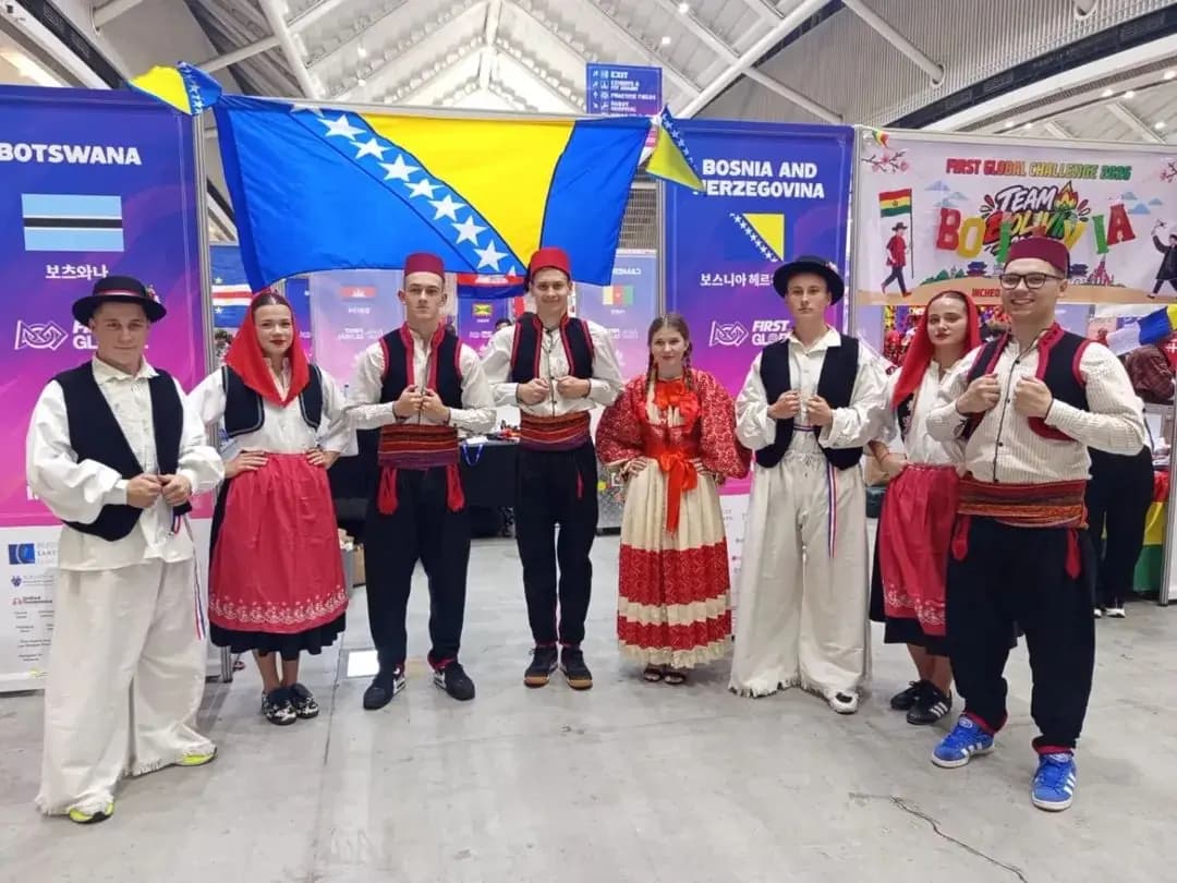 Hrvatski i bosanskohercegovački tim u narodnim nošnjama