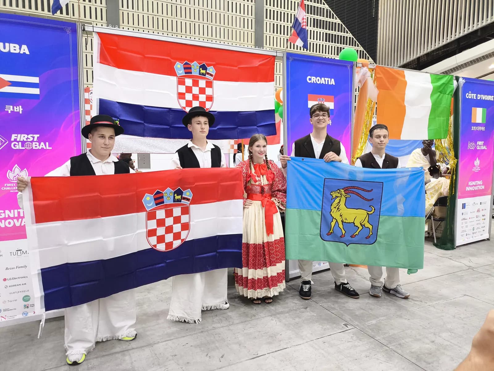 Hrvatska ekipa u narodnim nošnjama s hrvatskom i istarskom zastavom