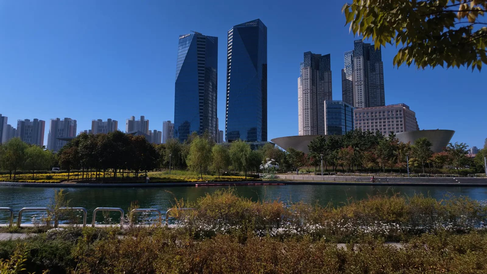 Jezero i neboderi u Central Parku u Songdou