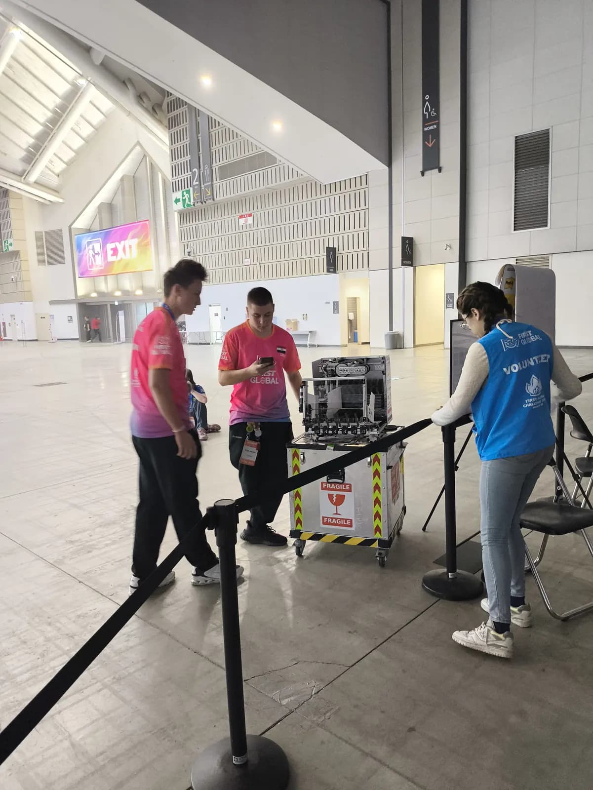 Članovi hrvatskog tima prevoze robota prema natjecateljskom terenu
