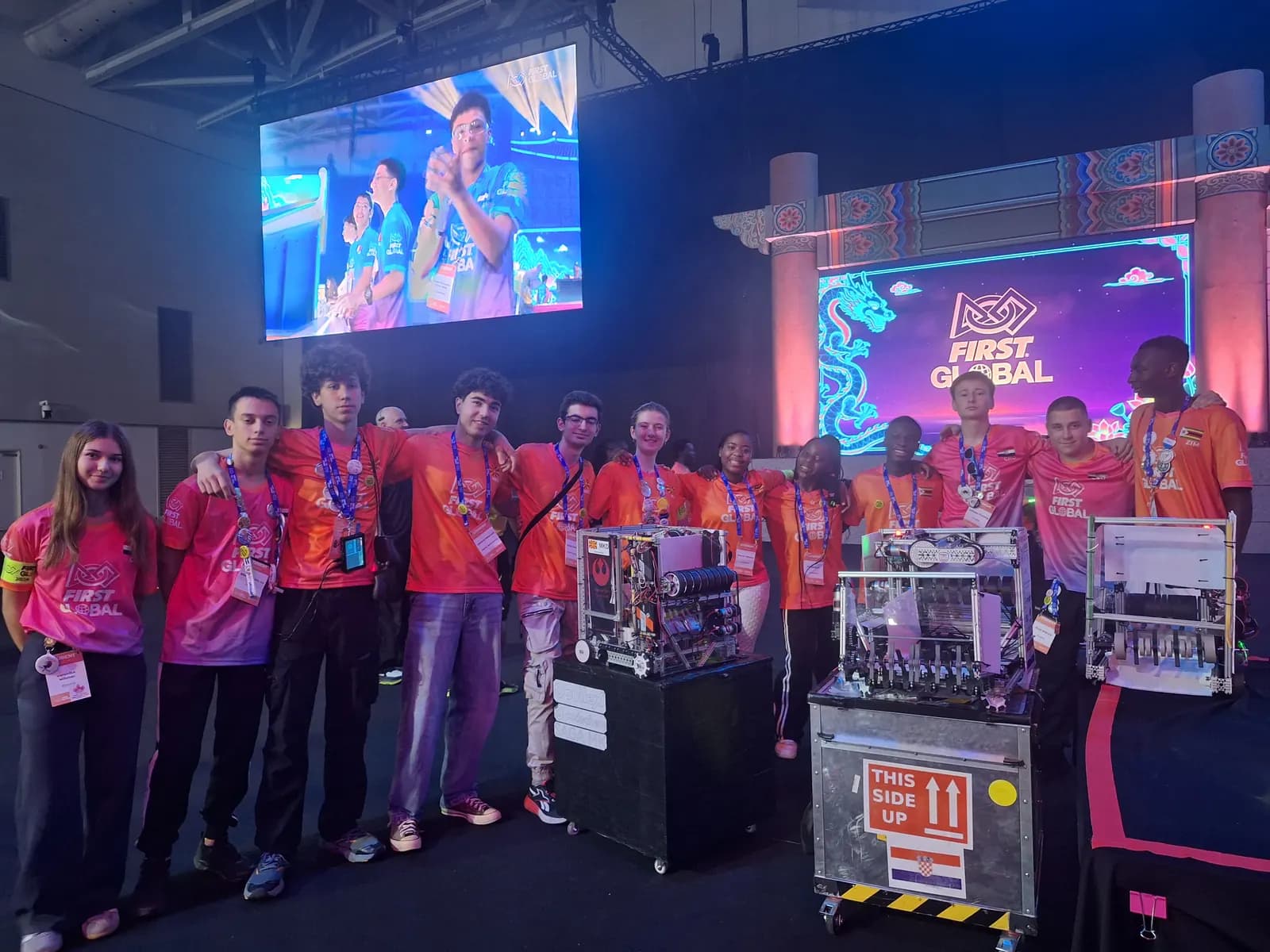 Hrvatska ekipa s drugim timovima i robotima uz natjecateljski teren