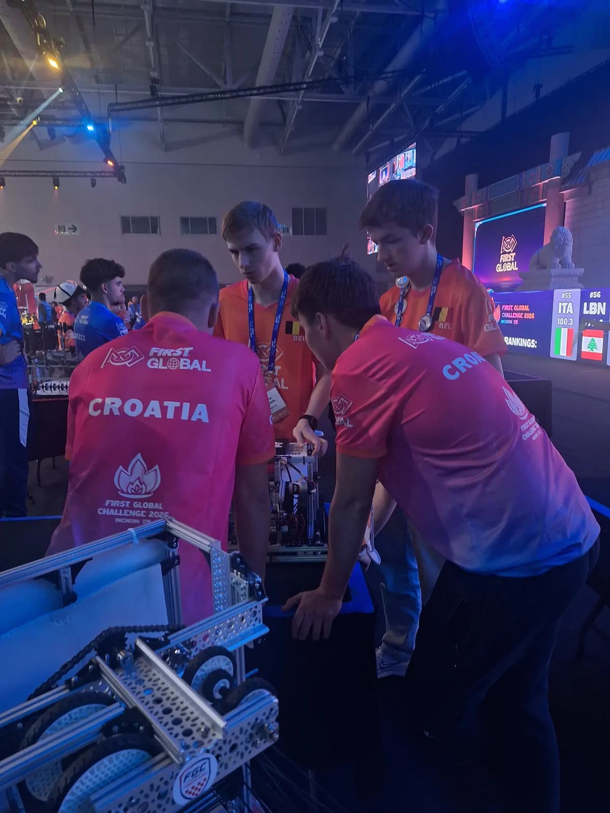 Članovi hrvatske ekipe uz robota na zadnjem danu natjecanja