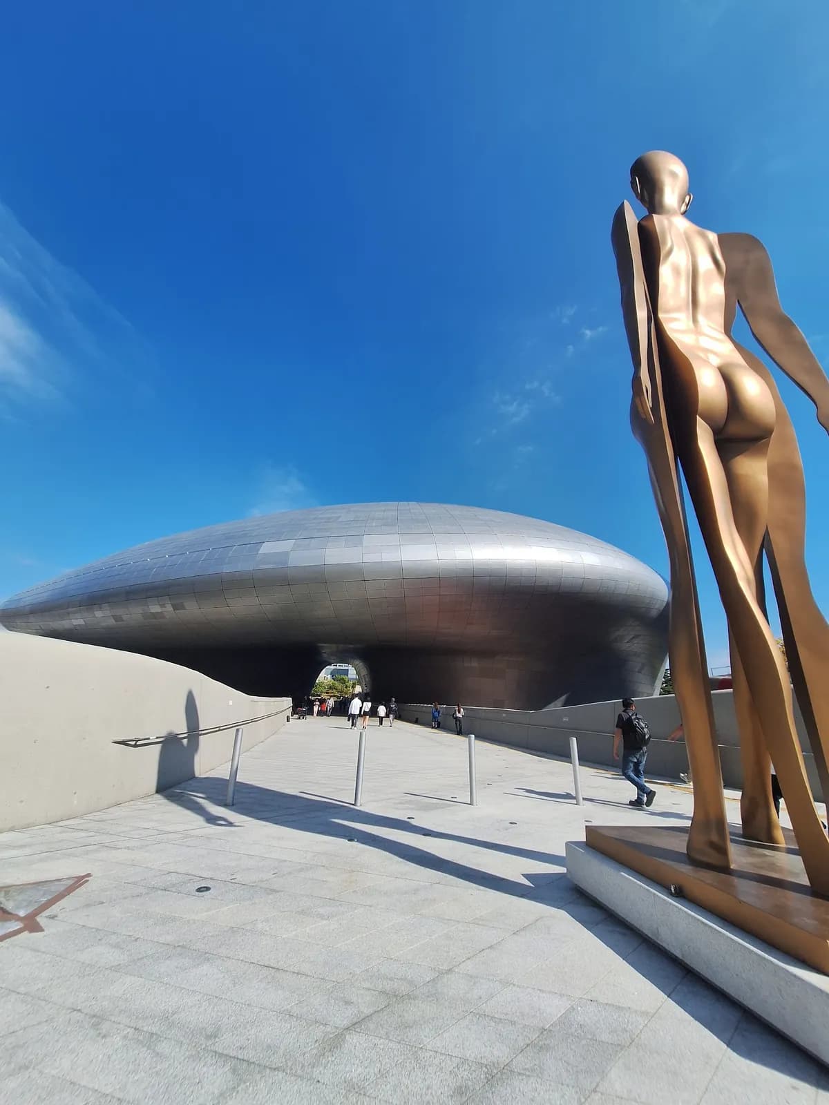 La fachada curva y plateada del Dongdaemun Design Plaza