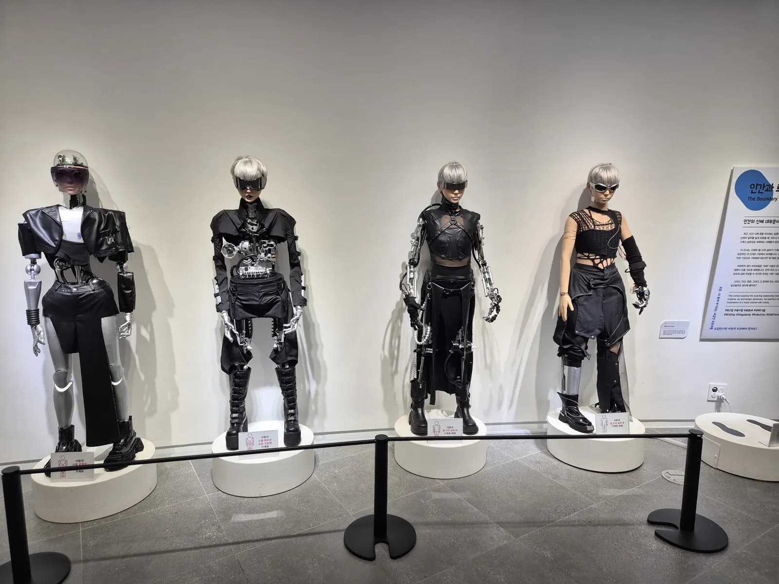 Cuatro robots humanoides expuestos en el museo