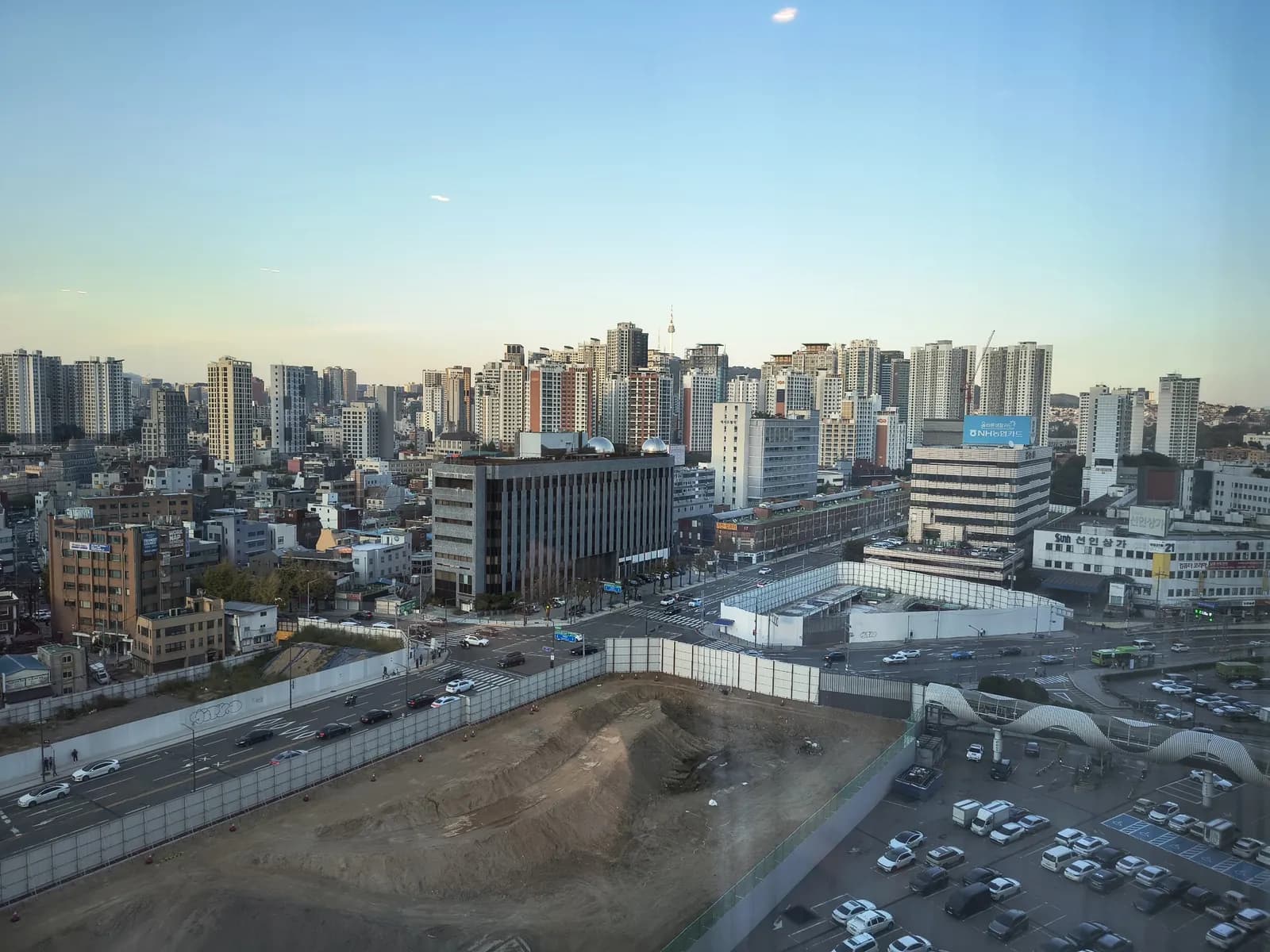 Vista matinal de los edificios de Seúl