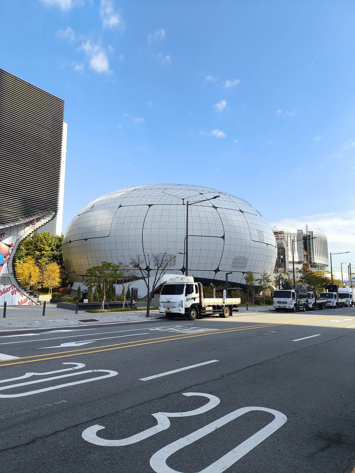 El edificio redondo y plateado del Museo de Robots e Inteligencia Artificial de Seúl