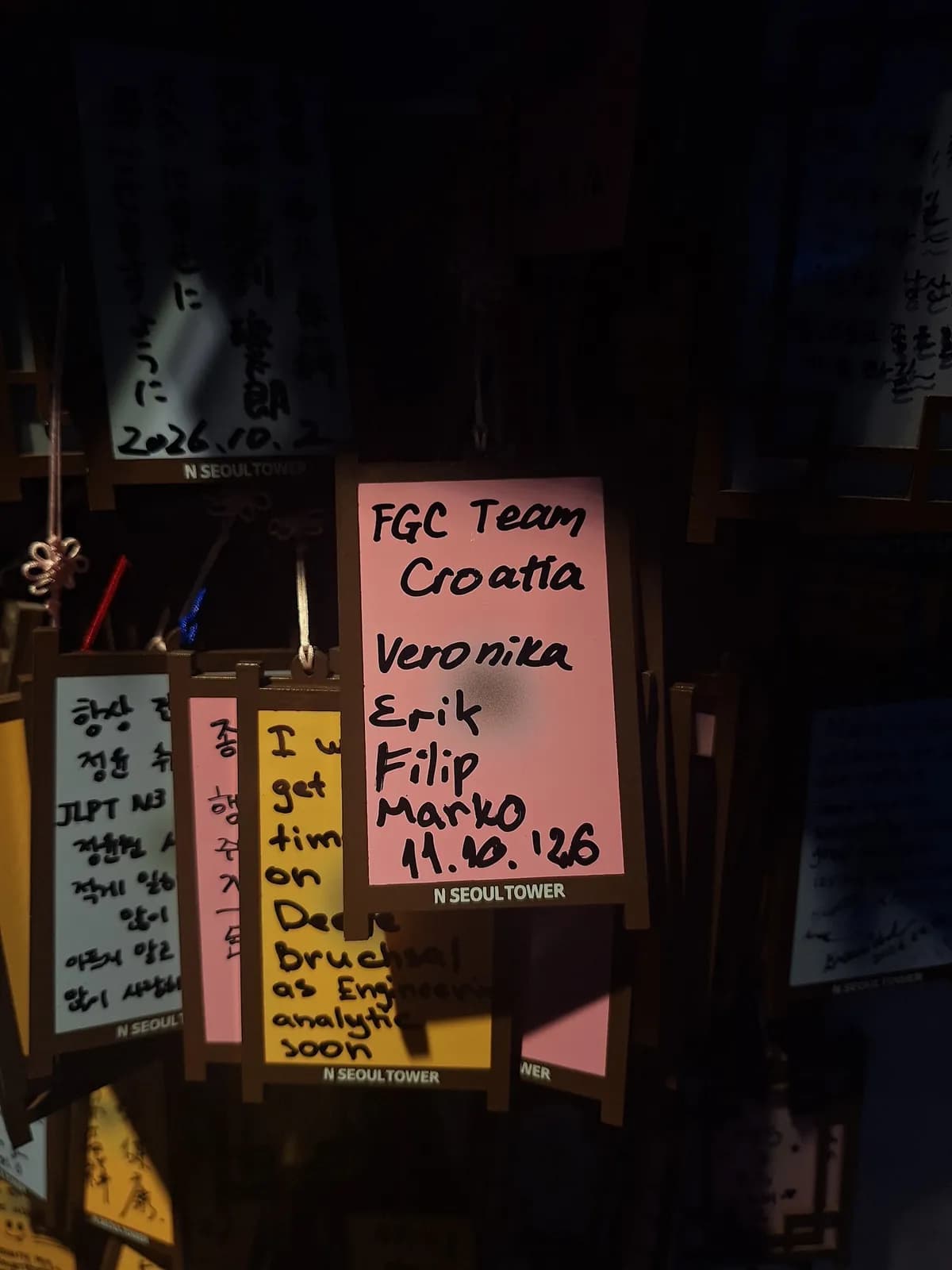 Una placa con el texto FGC Team Croatia y los nombres de los miembros del equipo