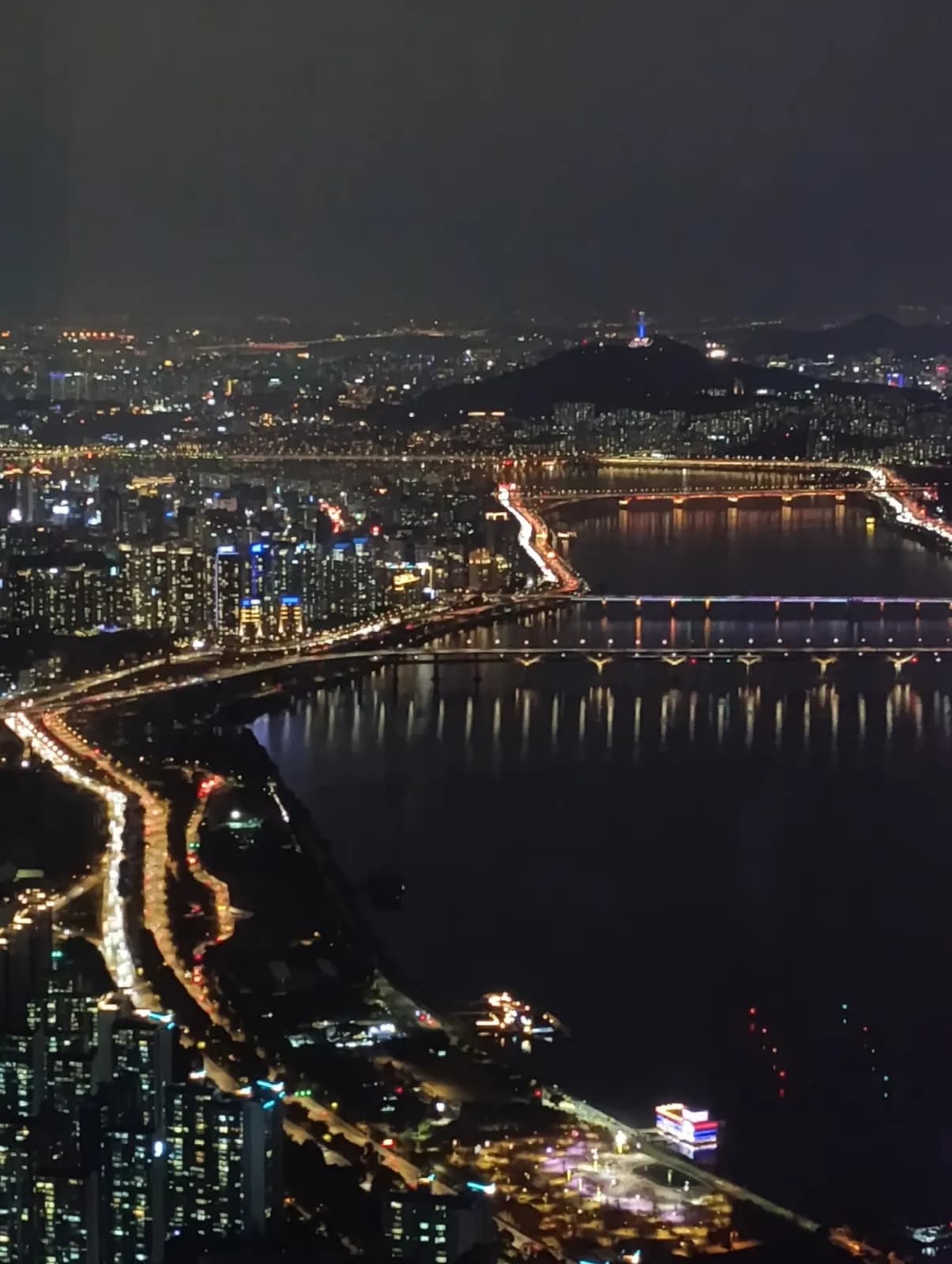 Vista nocturna de Seúl desde el mirador de la Lotte World Tower