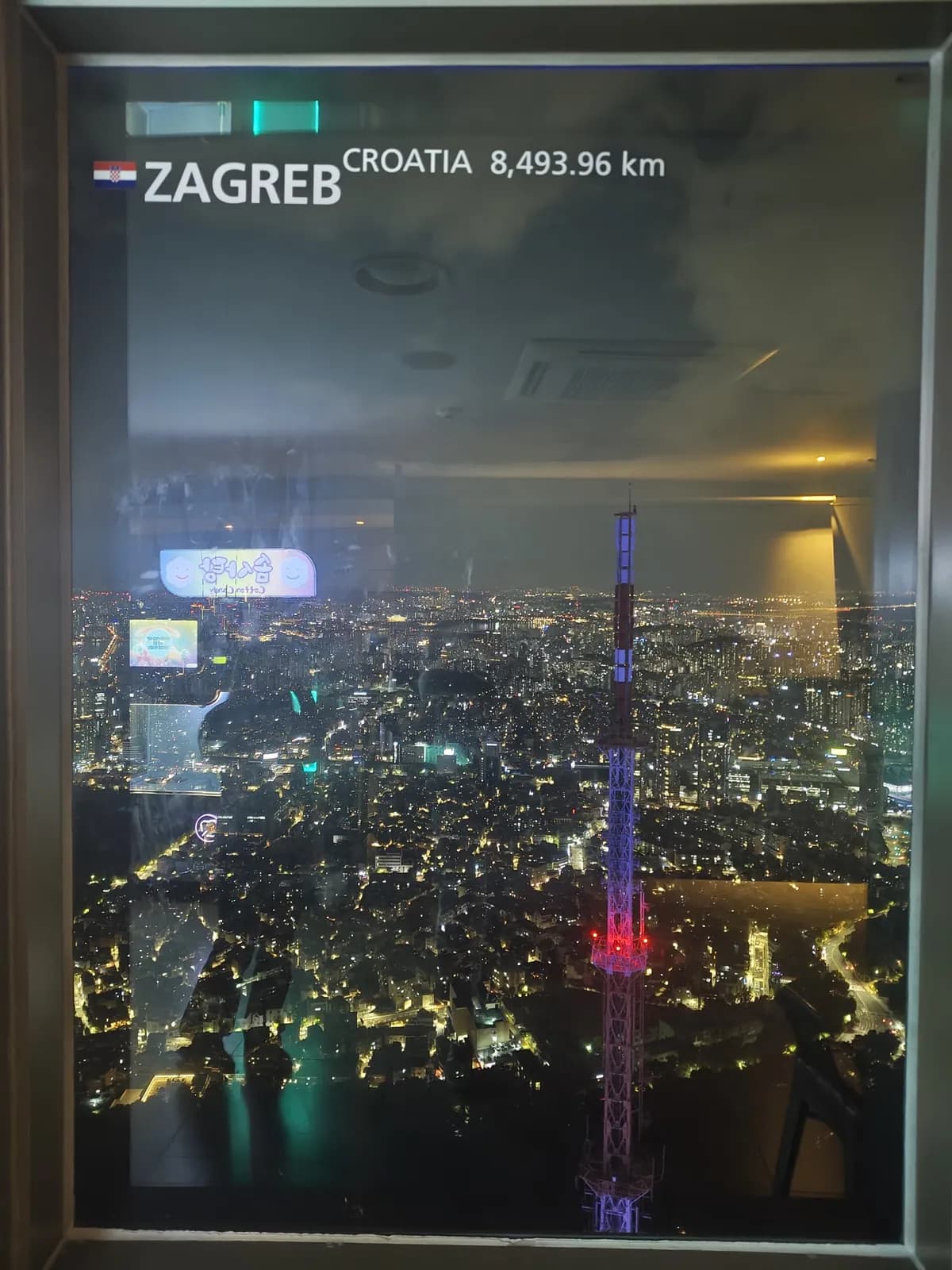 El letrero Zagreb, Croatia, 8493,96 km en una ventana de la N Seoul Tower