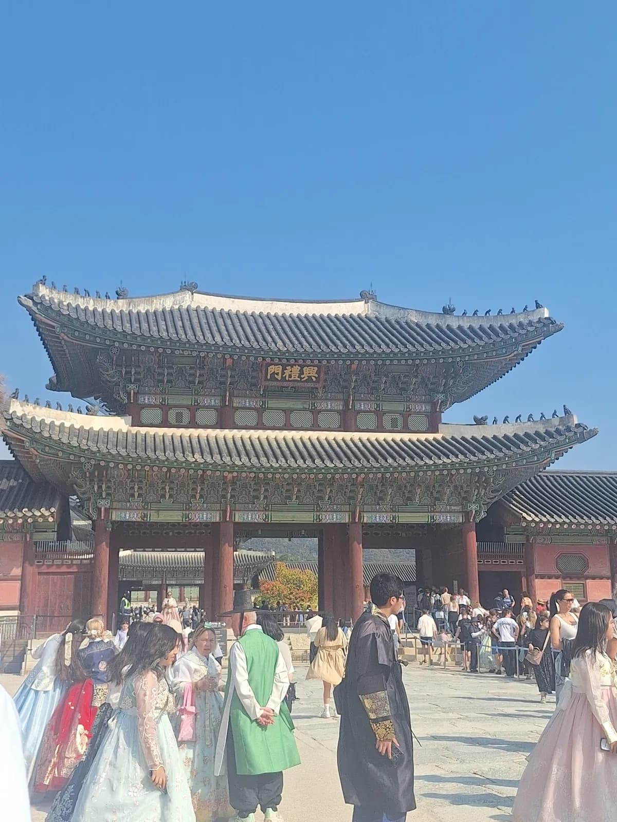 경복궁 정문과 한복을 입은 방문객들
