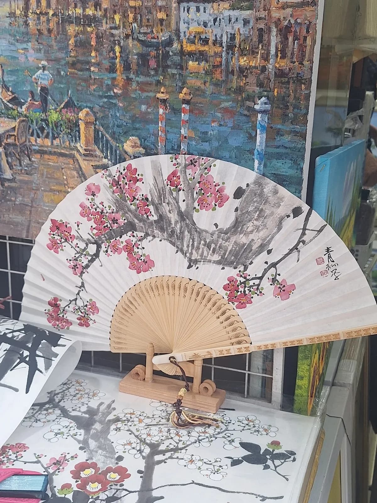 인사동 가게 진열장의 그림 부채
