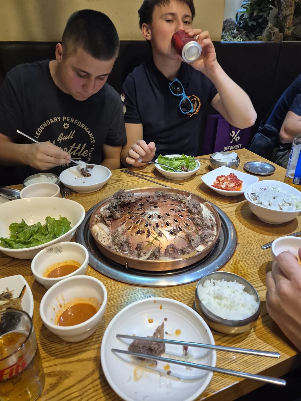 불고기와 반찬이 차려진 식탁의 팀원들