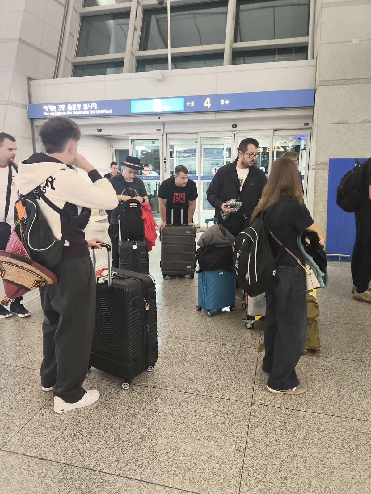 인천공항에서 여행 가방과 함께한 팀