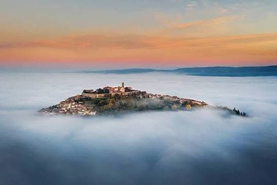 Motovun iznad magle